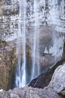 İspanya 'nın Albacete eyaleti Sierra de Alcaraz' daki Nacimiento del Rio Mundo 'da renkli kaya duvarlı şelale.