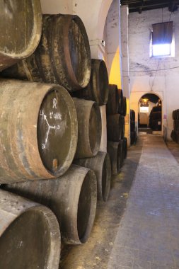 Sanlucar de Barrameda, Cadiz, İspanya - 2 Ekim 2023: Sanlucar de Barrameda 'da geleneksel manzanilla şarap mahzeni