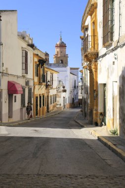 Sanlucar de Barrameda, Cadiz, İspanya - 2 Ekim 2023: Sanlucar de Barrameda, İspanya 'da tipik dar sokaklar ve güzel evler