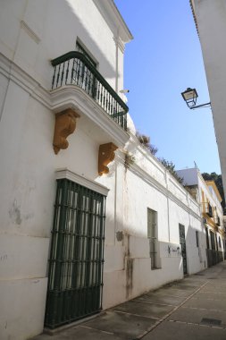 Sanlucar de Barrameda, Cadiz, İspanya - 2 Ekim 2023: Sanlucar de Barrameda, İspanya 'da tipik dar sokaklar ve güzel evler