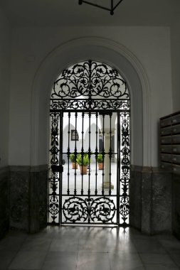 Sanlucar de Barrameda, Cadiz, İspanya - 2 Ekim 2023: Sanlucar de Barrameda şehrindeki tipik Endülüs ev girişi