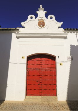 Sanlucar de Barrameda, Cadiz, İspanya - 2 Ekim 2023: Sanlucar de Barrameda 'daki Barbadillo şarap mahzeninin kırmızı ahşap kapısı
