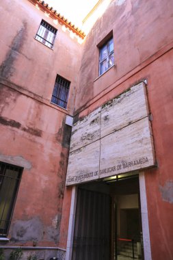 Sanlucar de Barrameda, Cadiz, İspanya - 2 Ekim 2023: The Orleans-Borbon Palace 'ın Sanlucar de Barrameda girişindeki belediye binası