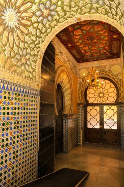 Sanlucar de Barrameda, Cadiz, İspanya - 2 Ekim 2023: Masonluk ve paralı tavan Orleans-Borbon Sarayı 'nda