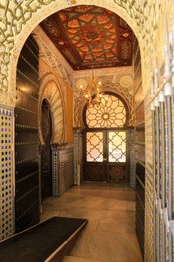 Sanlucar de Barrameda, Cadiz, İspanya - 2 Ekim 2023: Masonluk ve paralı tavan Orleans-Borbon Sarayı 'nda