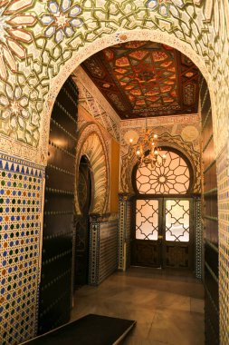 Sanlucar de Barrameda, Cadiz, İspanya - 2 Ekim 2023: Masonluk ve paralı tavan Orleans-Borbon Sarayı 'nda