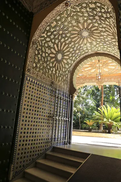 Sanlucar de Barrameda, Cadiz, İspanya - 2 Ekim 2023: Masonluk ve paralı tavan Orleans-Borbon Sarayı 'nda