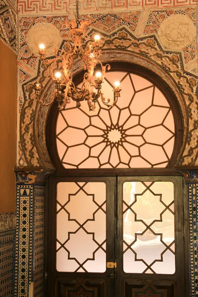 Sanlucar de Barrameda, Cadiz, İspanya - 2 Ekim 2023: Masonluk ve paralı tavan Orleans-Borbon Sarayı 'nda