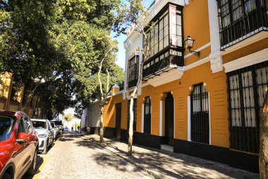 Sanlucar de Barrameda, Cadiz, İspanya - 2 Ekim 2023: Sanlucar de Barrameda, İspanya 'da tipik dar sokaklar ve güzel evler