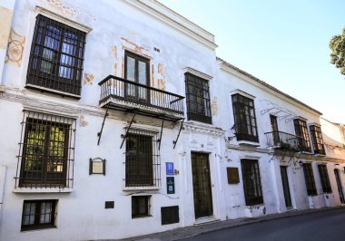 Sanlucar de Barrameda, Cadiz, İspanya - 2 Ekim 2023: Sanlucar de Barrameda, İspanya 'da tipik dar sokaklar ve güzel evler