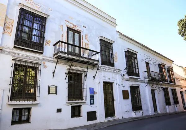 Sanlucar de Barrameda, Cadiz, İspanya - 2 Ekim 2023: Sanlucar de Barrameda, İspanya 'da tipik dar sokaklar ve güzel evler