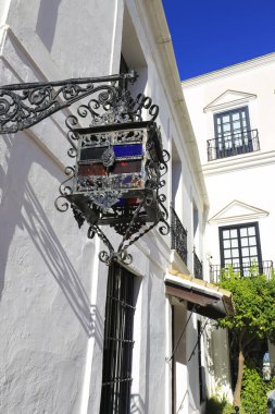 Sanlucar de Barrameda, Cadiz, İspanya - 10 Ekim 2023: Sanlucar de Barrameda 'daki Guzman Sarayı' nın güzel beyaz yüzlü cephesi