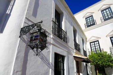 Sanlucar de Barrameda, Cadiz, İspanya - 10 Ekim 2023: Sanlucar de Barrameda 'daki Guzman Sarayı' nın güzel beyaz yüzlü cephesi