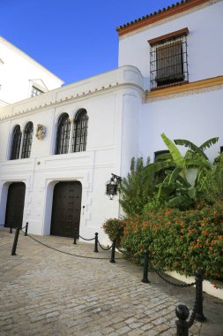 Sanlucar de Barrameda, Cadiz, İspanya - 10 Ekim 2023: Sanlucar de Barrameda 'daki Guzman Sarayı' nın güzel beyaz yüzlü cephesi