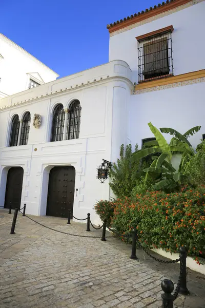 Sanlucar de Barrameda, Cadiz, İspanya - 10 Ekim 2023: Sanlucar de Barrameda 'daki Guzman Sarayı' nın güzel beyaz yüzlü cephesi
