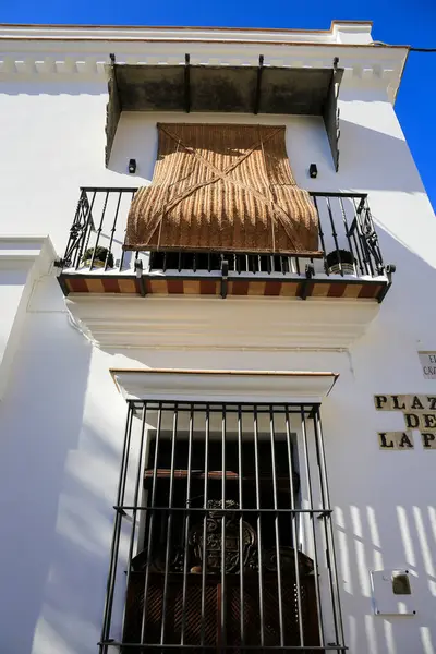 Sanlucar de Barrameda, Cadiz, İspanya - 2 Ekim 2023: Sanlucar de Barrameda La Paz Meydanı 'ndaki El Cabildillo' nun Güzel Cephesi