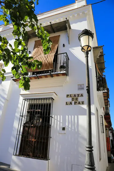 Sanlucar de Barrameda, Cadiz, İspanya - 2 Ekim 2023: Sanlucar de Barrameda La Paz Meydanı 'ndaki El Cabildillo' nun Güzel Cephesi