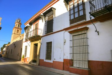 Sanlucar de Barrameda, Cadiz, İspanya - 2 Ekim 2023: Sanlucar de Barrameda, İspanya 'da tipik dar sokaklar ve güzel evler