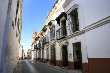 Sanlucar de Barrameda, Cadiz, İspanya - 2 Ekim 2023: Sanlucar de Barrameda, İspanya 'da tipik dar sokaklar ve güzel evler