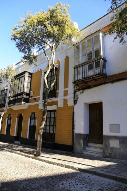 Tipik dar sokaklar ve Sanlucar de Barrameda 'da güzel evler, Cadiz, İspanya