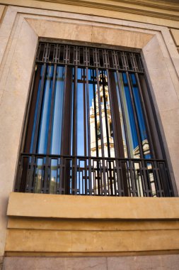 Alcoy 'daki Santa Maria Kilisesi bir pencerenin camına yansıdı.