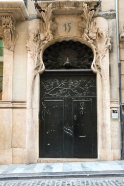 Alcoy, Alicante, İspanya - 17 Şubat 2024: Alcoy şehrinin merkezinde Casa del Pavo adlı güzel modernist stil evi