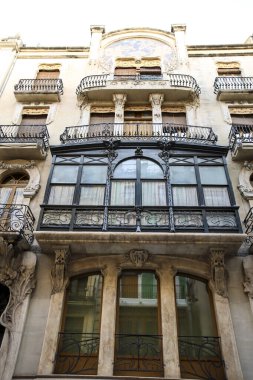 Alcoy, Alicante, İspanya - 17 Şubat 2024: Alcoy şehrinin merkezinde Casa del Pavo adlı güzel modernist ev