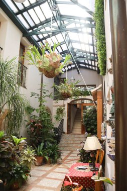 Alcoy, Alicante, İspanya - 17 Şubat 2024: Alcoy 'daki La Font Rotja dağ sırasındaki Masia La Mota adlı güzel otel