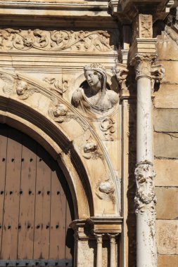 Olivenza, Badajoz, İspanya - 23 Ekim 2024: Olivenza kasabası, Badajoz 'daki Aziz Mary Magdalene Kilisesi' nin mimari detayları