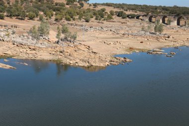 İspanya ile Portekiz sınırı arasında yer alan Guadiana Nehri üzerindeki tarihi Ajuda köprüsünün kalıntıları.