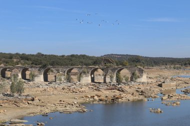 İspanya ile Portekiz sınırı arasında yer alan Guadiana Nehri üzerindeki tarihi Ajuda köprüsünün kalıntıları.