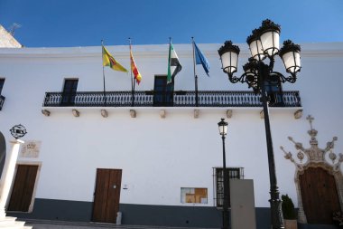 Olivenza, Badajoz, İspanya... 23 Ekim 2023: Eski Olivenza kasabasındaki San Juan de Dios Meydanı 'ndaki Belediye Binası cephesi