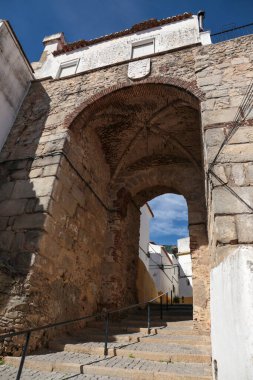 Arco do Miradeiro ve Portekiz 'in Elvas kasabasında dar bir sokak.
