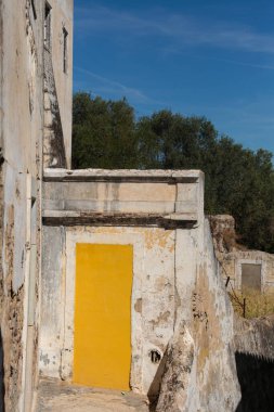 Portekiz, Elvas 'ta renkli yüzlü ve sokak lambalı eski bir ev.