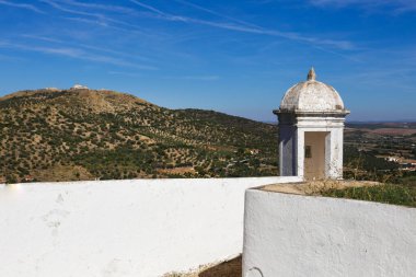 Portekiz, Elvas 'taki Eski İngiliz Askeri Mezarlığı' nın gözetleme kulesi.