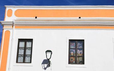 Tipik Portekiz cephesi ve penceresi Elvas kasabasında tığ işi perde ile.