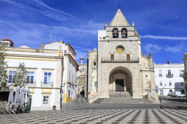 Elvas, Portekiz- 23 Ekim 2023: Güzel kaldırımlı Cumhuriyet Meydanı ve Varsayım Kilisesinin Hanımefendisi