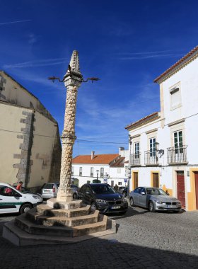 Elvas, Portekiz- 23 Ekim 2023: Tipik Portekiz cephesi ve Portekiz Elvas kasabasındaki kaldırım taşı sokakları