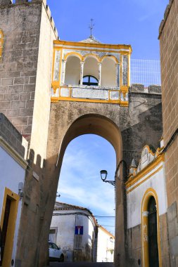 Elvas, Portekiz- 23 Ekim 2023: Tipik Portekiz cephesi ve Portekiz Elvas kasabasındaki kaldırım taşı sokakları