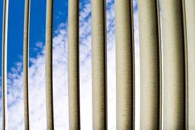 Beyaz metal kirişlerin yapısı ve mavi gökyüzü ve arkaplanda bulutlar