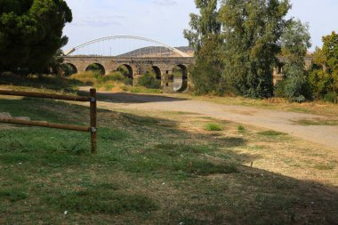 İspanya 'nın Merida kentindeki Guadiana Nehri üzerindeki Roma taş köprüsü.