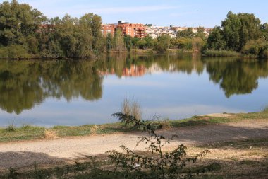 İspanya 'nın Merida kentindeki Guadiana Nehri üzerindeki Roma taş köprüsü.