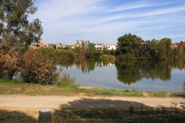 İspanya 'nın Merida kentindeki Guadiana Nehri üzerindeki Roma taş köprüsü.