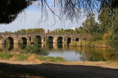 İspanya 'nın Merida kentindeki Guadiana Nehri üzerindeki Roma taş köprüsü.