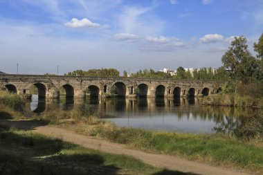 İspanya 'nın Merida kentindeki Guadiana Nehri üzerindeki Roma taş köprüsü.