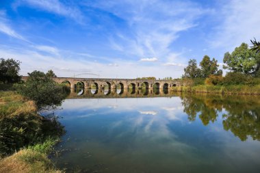 İspanya 'nın Merida kentindeki Guadiana Nehri üzerindeki Roma taş köprüsü.
