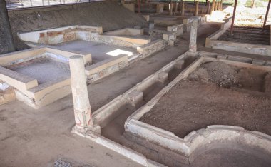 Merida, Extremadura, İspanya - 23 Ekim 2023: The Mithraeum House, İspanya 'nın Merida şehrinin duvarlarının dışında bir Roma evi.
