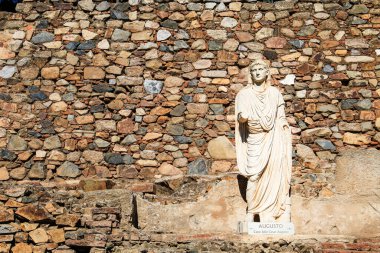 Merida, Extremadura, İspanya - 23 Ekim 2023: Merida, İspanya 'daki Amfitiyatro Evi' nin Roma arkeolojik kalıntılarında taş heykel