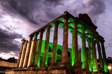 Merida, Extremadura, İspanya... 23 Ekim 2023: Merida şehrinde gece vakti Roma Diana Tapınağı