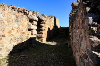 Merida, Extremadura, İspanya - 23 Ekim 2023: Muazzam Roma Tiyatrosu Merida şehrinde kaldı